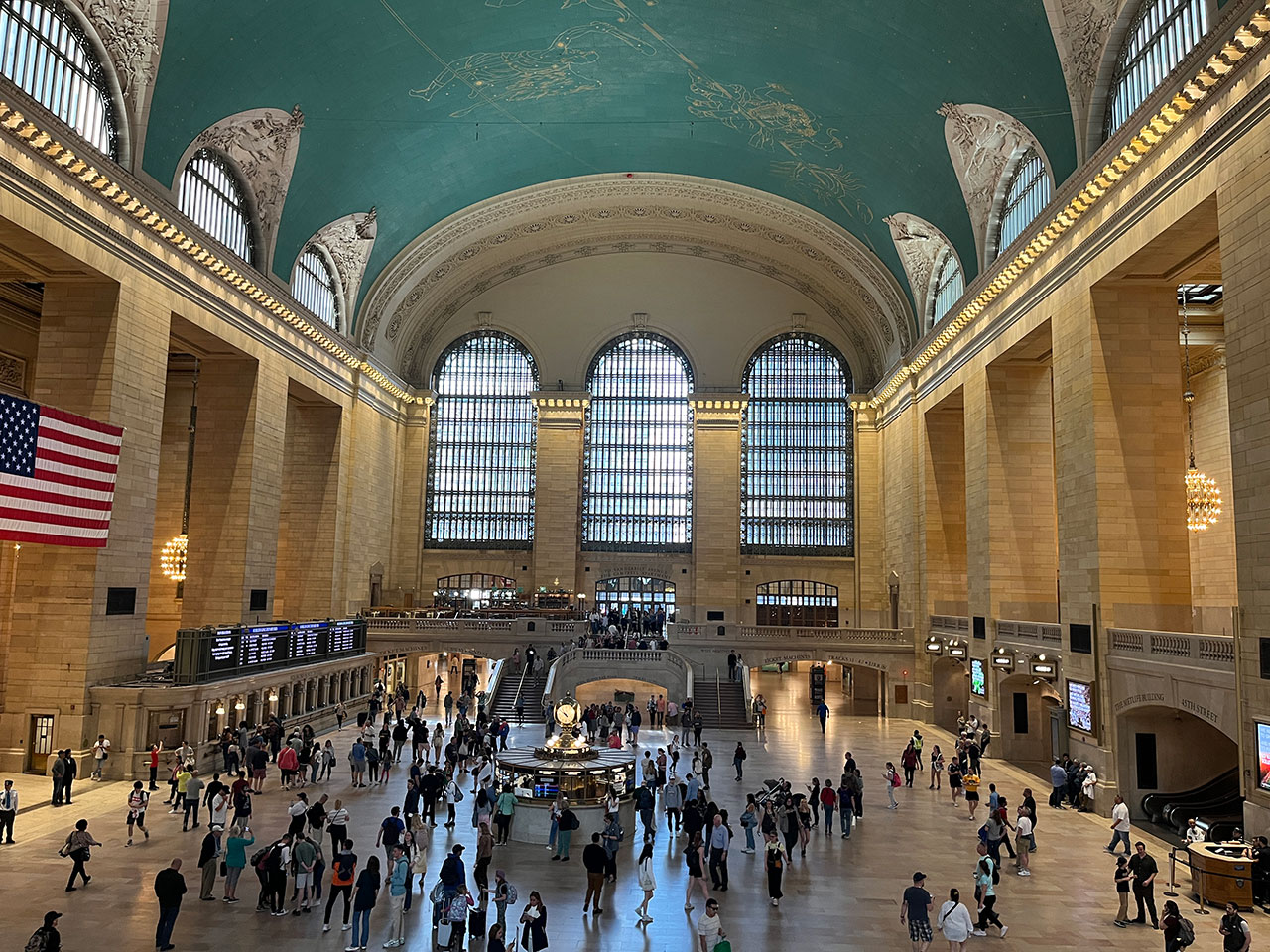 Transport architecture in New York: hubs and networks